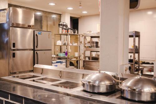 een keuken met twee grote metalen potten op het aanrecht bij Villas By Hangout in Lonavala