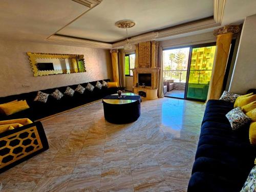 Luxueux appartement à Sahara beach mohammedia في Mansouria: غرفة معيشة مع أريكة وطاولة