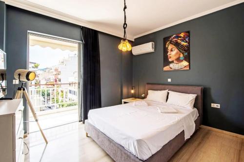 um quarto com uma cama grande e uma janela grande em Funky apartment in Zografou em Atenas