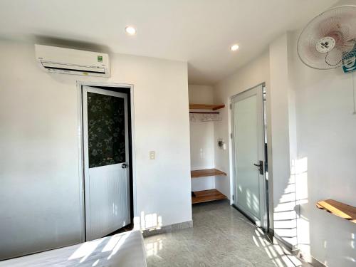 una habitación vacía con una puerta y un pasillo en GIA THÀNH HOMESTAY, en Hoi An