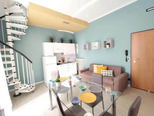 uma sala de estar com um sofá e uma mesa em Delizioso Bilocale Balilla Centralissimo Int 4 em San Benedetto del Tronto