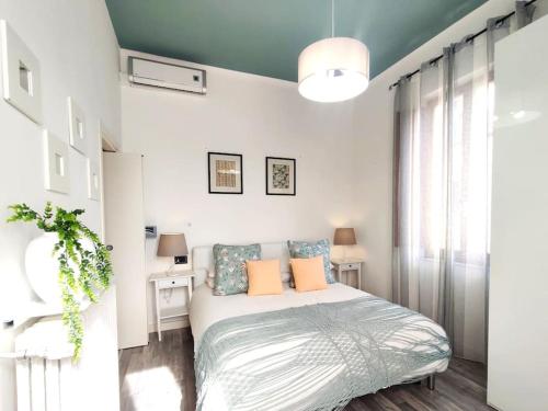 a white bedroom with a bed and a window at Delizioso Bilocale Balilla Centralissimo Int 4 in San Benedetto del Tronto