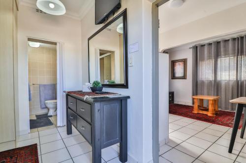 La salle de bains est pourvue d'un lavabo et de toilettes. dans l'établissement Cascade Villa Guesthouse, à Secunda