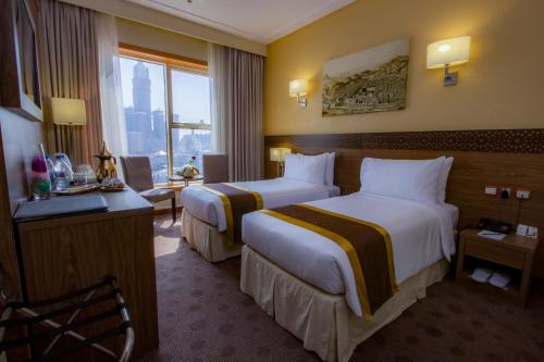 麥加的住宿－Manarat Gaza Hotel - Al Haram Tower，酒店客房设有两张床和窗户。