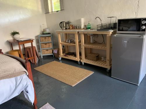 um quarto com uma cozinha com um lavatório e um frigorífico em 117 on Oak em Cullinan