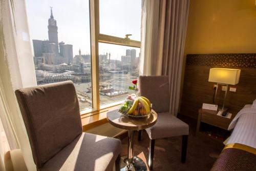 麥加的住宿－Manarat Gaza Hotel - Al Haram Tower，一间酒店客房,配有一张桌子和一碗水果
