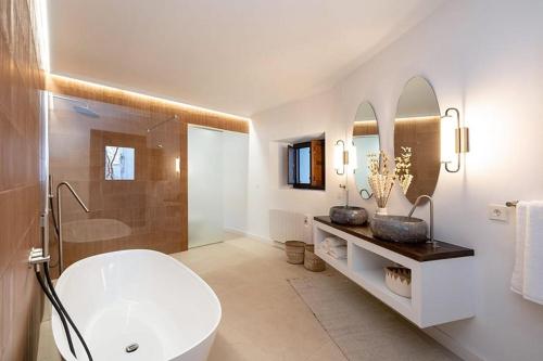 y baño con bañera blanca y lavamanos. en Villa Josefina - Bubión Alpujarra en Bubión