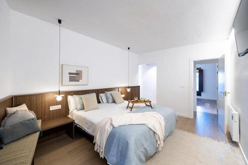 1 dormitorio con 1 cama grande y 1 mesa en Villa Josefina - Bubión Alpujarra en Bubión