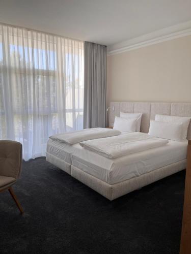 Ένα ή περισσότερα κρεβάτια σε δωμάτιο στο Strandhotel Fischland