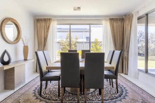 Ruang duduk di Modern Mansion in Lightsview By Host Solutions