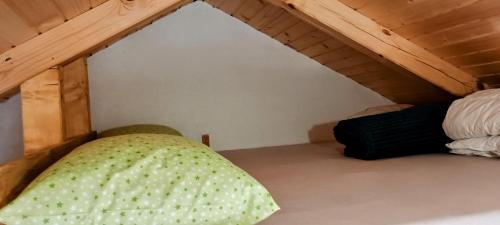 Postel nebo postele na pokoji v ubytování Bosnian Pyramid Glamping