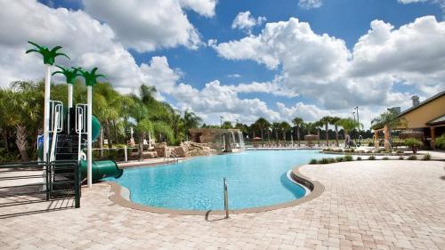 een zwembad in een resort met een waterglijbaan bij Top Villas - Paradise Palms Resort 280 in Kissimmee