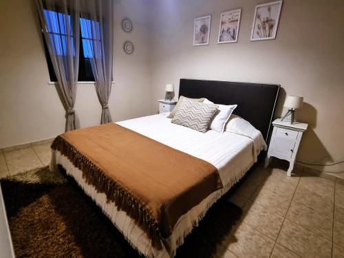 Un dormitorio con una cama grande y una ventana en Monte dos Manos - sábado a sábado Julho a Setembro, 