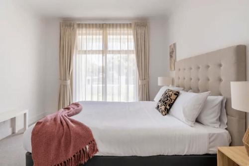 Katil atau katil-katil dalam bilik di Modern Mansion in Lightsview By Host Solutions