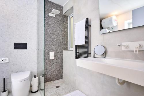 スリーマにあるStylish Apartment in Tigne Pointのトイレと洗面台付きのバスルーム