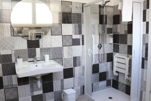 La salle de bains est pourvue d'un lavabo et d'une douche. dans l'établissement Sperlonga Center Holiday, à Sperlonga