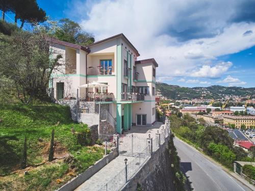 ein Haus an der Seite eines Hügels in der Unterkunft Villa dei Poeti in La Spezia