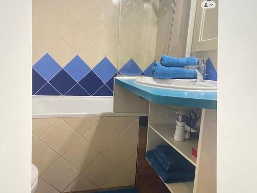 Logement en résidence vacances classe 2 étoiles au bord de mer 4 couchages avec cabine lit superposé et au salon un canapé convertible et piscine à 300 m des transports communs,gare ferroviaire,commerces et plages