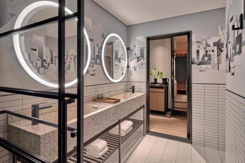 Caption by Hyatt Zhongshan Park Shanghaiにあるベッド