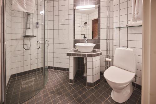 Ένα μπάνιο στο Hotell Läckö