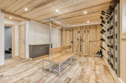 Cette chambre est dotée de murs en bois et d'une cave à vin. dans l'établissement Chalet Nepal, à Megève