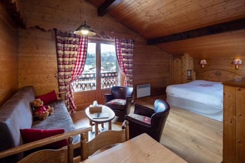 Katil atau katil-katil dalam bilik di Chalet-Hôtel Neige et Roc, The Originals Relais