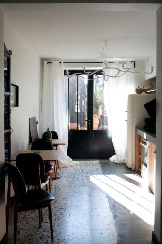 un salon avec une table et des chaises et une fenêtre dans l'établissement Loft L'Écluse 1, parking gratuit, à Saint-Valery-sur-Somme