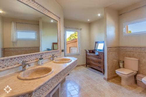 baño con 2 lavabos y espejo grande en Villa Estrella de Moraira by Abahana Luxe en Moraira