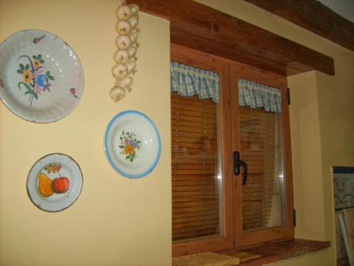 una habitación con placas en la pared y una ventana en Casa Rural Mi Rinconcillo, en Valleruela de Pedraza