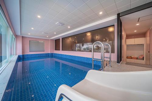 Πισίνα στο ή κοντά στο Doan Pool villa & Kids Hotel