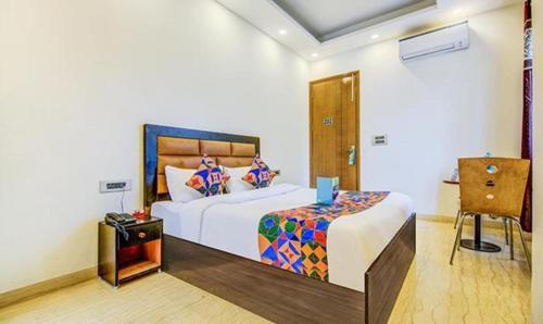 A bed or beds in a room at FabHotel F-Aloyd Lajpat Nagar