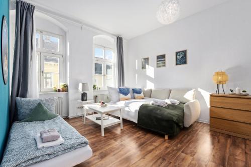 un soggiorno con letto e divano di Moderne Wohnung "Hereinspaziert" 5 Personen a Meißen