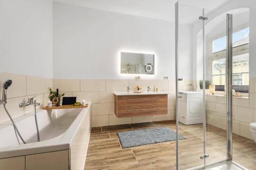 bagno con vasca, lavandino e doccia di Moderne Wohnung "Hereinspaziert" 5 Personen a Meißen