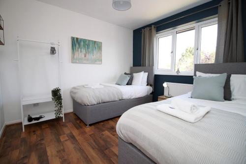um quarto de hotel com duas camas e uma janela em Langstone Close by Tŷ SA em Llanwern
