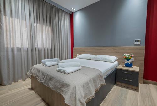 Ένα ή περισσότερα κρεβάτια σε δωμάτιο στο P & K Design LTD Flats by Rentals Pro - Nea Moudania
