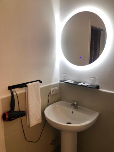 a bathroom with a sink and a mirror at Pension Casa Simon in Tríacastela