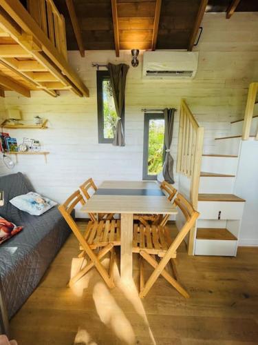 une table et des chaises dans une petite maison dans l'établissement Tiny La Truffière-SPA-Insolite, à Daglan