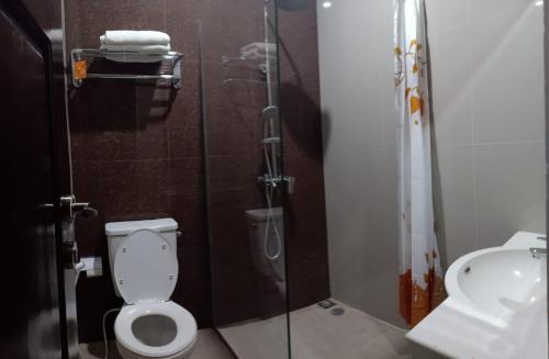 Ett badrum på Votel De Bandungan Resort