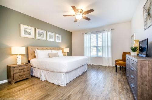 een slaapkamer met een bed en een plafondventilator bij Vista Cay 86 by Top Villas in Orlando