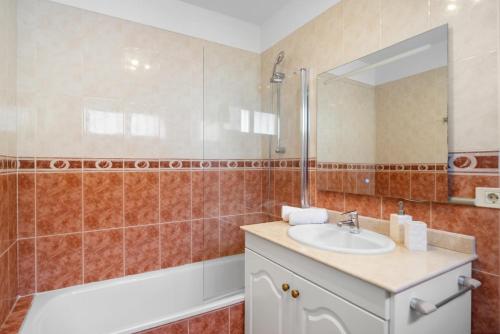 Ένα μπάνιο στο Roque del Conde Aragon