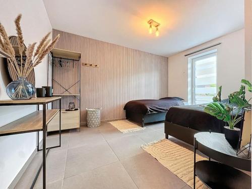 Habitación con dormitorio con cama y ventana en Cozy Trip, en Marche-en-Famenne