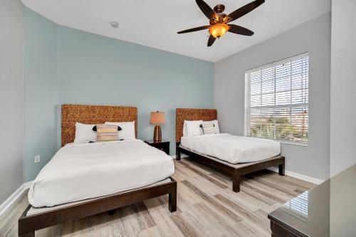 - une chambre avec 2 lits et un ventilateur de plafond dans l'établissement Vista Cay 81 by Top Villas, à Orlando
