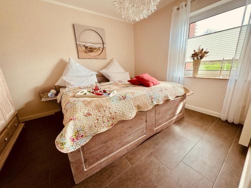 Ένα ή περισσότερα κρεβάτια σε δωμάτιο στο SEGELund - Zeit für uns- ruhige und sonnige Ferienwohnung mit Terrasse und Garten nahe Strand und Ostsee
