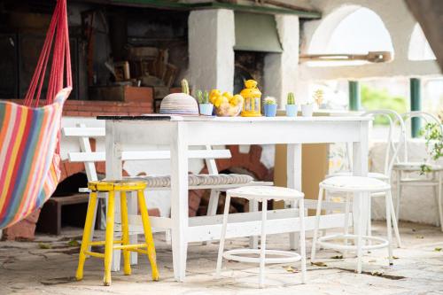 Reštaurácia alebo iné gastronomické zariadenie v ubytovaní Lemon Tree Family House