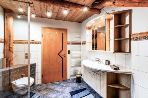 uma casa de banho com um WC e um lavatório em Chalet Wolf em Bayreuth
