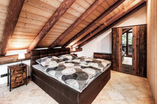 um quarto com uma cama grande e um tecto de madeira em Chalet Wolf em Bayreuth