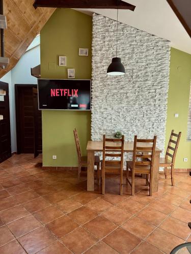 ein Esszimmer mit einem Tisch und Stühlen in der Unterkunft Apartamenty U Anki in Zakopane