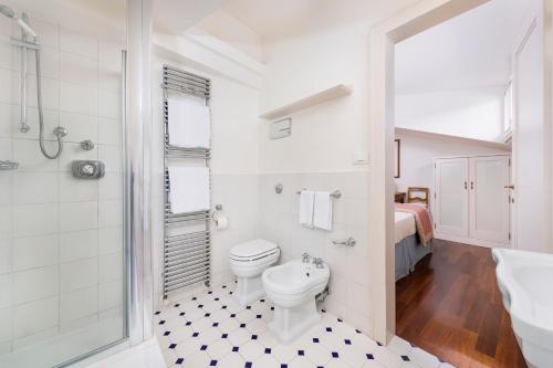 e bagno con servizi igienici, doccia e lavandino. di Ca' Cerchieri Terrace - Dimora Italia - a Venezia