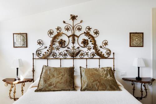 un letto con testiera decorata in una camera da letto di Ca' Cerchieri Terrace - Dimora Italia - a Venezia