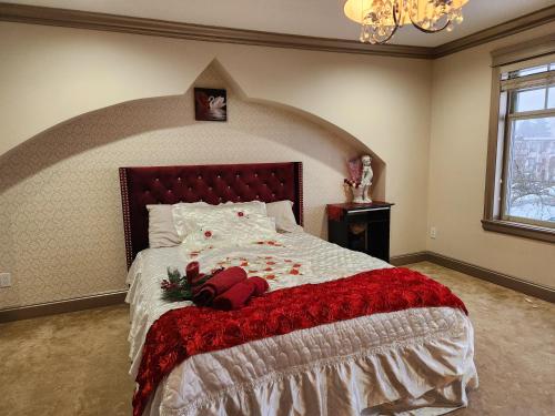 ein Schlafzimmer mit einem Bett mit einem Teddybär drauf in der Unterkunft The Empress Palace Hotel in Surrey